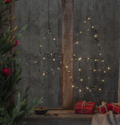 Bild av juldekoration med tomtesilhuetter och julgran