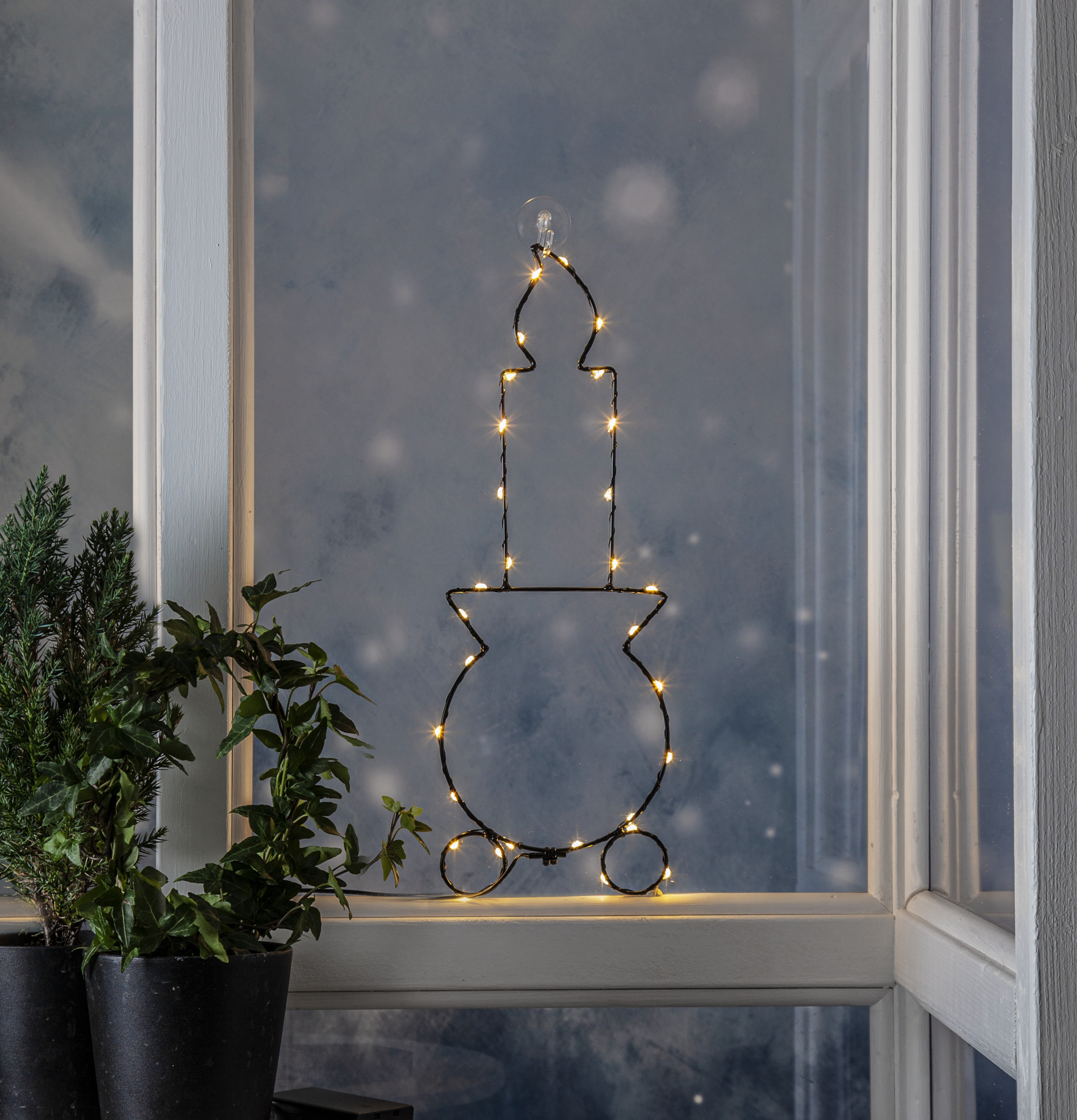 Dekoration LED Candly från Star Trading i fönster med snö.