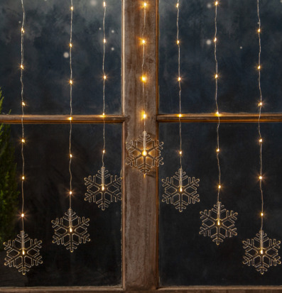 Foto av ljusgardin som skapar vintermagi inomhus