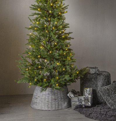 Bild av julgran med ljusslinga och eleganta paket