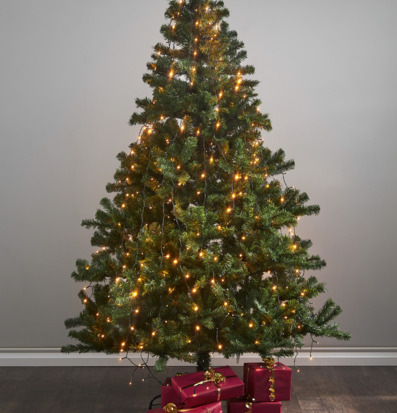 Bild av julgran med gyllene ljusslinga och julklappar