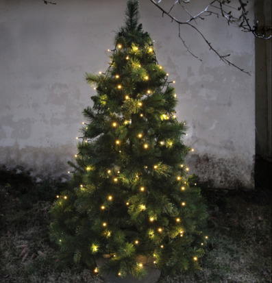 Bild av julgran med LED-ljusslinga och vinterkänsla