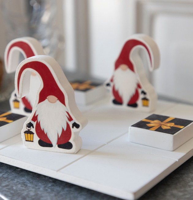 Tre i rad Tomte/Paket från Different Design på träspelplan