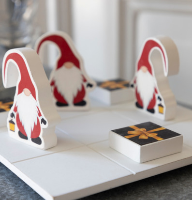 Bild av tre i rad-spel med tomtar och paket