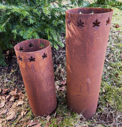 Bild av cylindriska metallföremål i trädgårdsmiljö