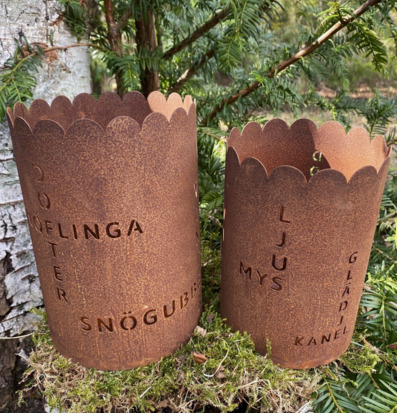 Bild av rustika metallföremål i naturlig miljö