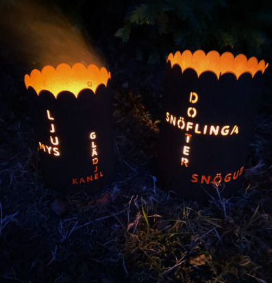 Bild av stämningsfull nattmiljö med lyktor och ljus