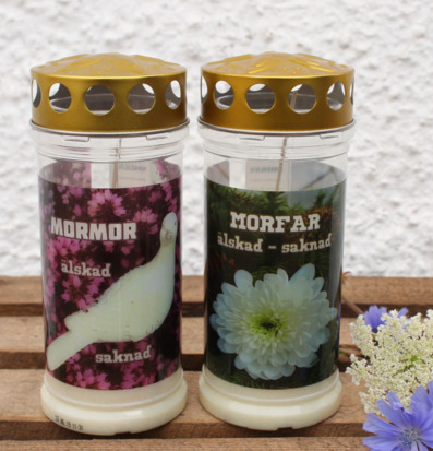 Bild av minnesljus för Mormor och Morfar med blommor