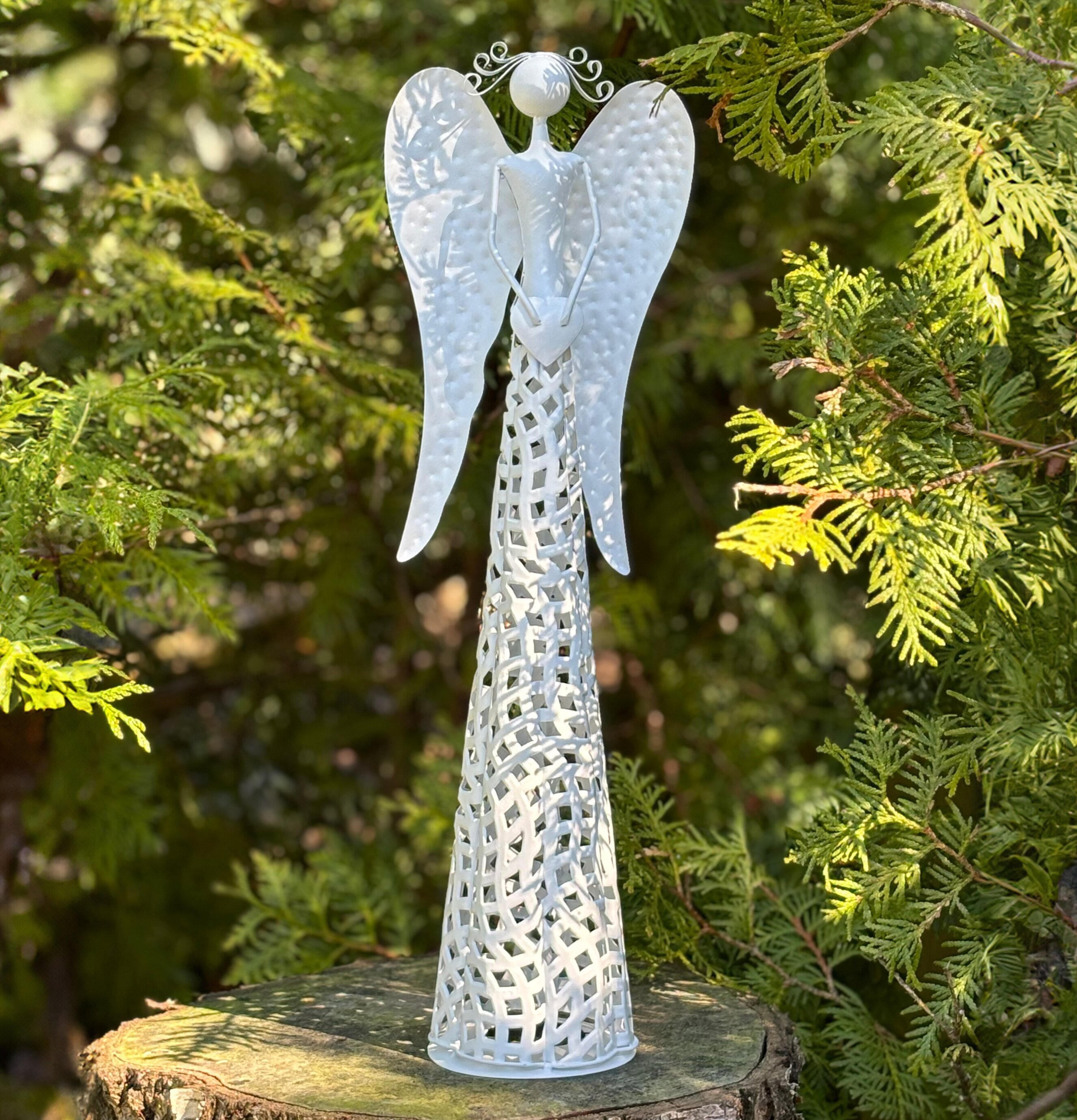 Bild av stilren vit ängel i naturinspirerad miljö