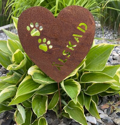 Bild av trädgårdsdekoration med hjärta och tassavtryck