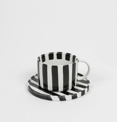 Bild av elegant kopp och fat med randigt mönster