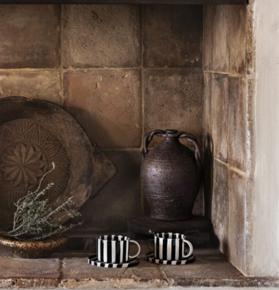 Bild av tidlös, rustik inredning med keramik och trä