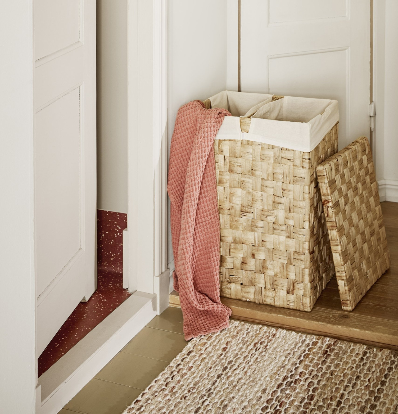 Tvättkorg Lily Natur från Dixie med ljust beige flätad design