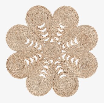 Foto av rund bordstablett i naturligt flätat fiber