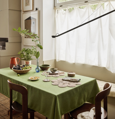 Bild av hemtrevligt kök med naturligt ljus och elegans