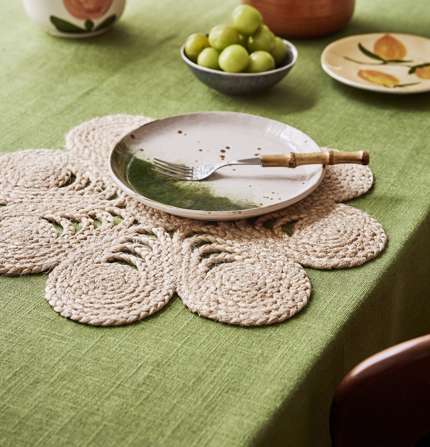 Bordstablett Anemon Natur från Dixie på grön linnelöpare