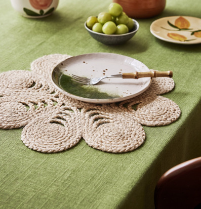 Bild av harmoniskt dukat bord med naturliga inslag