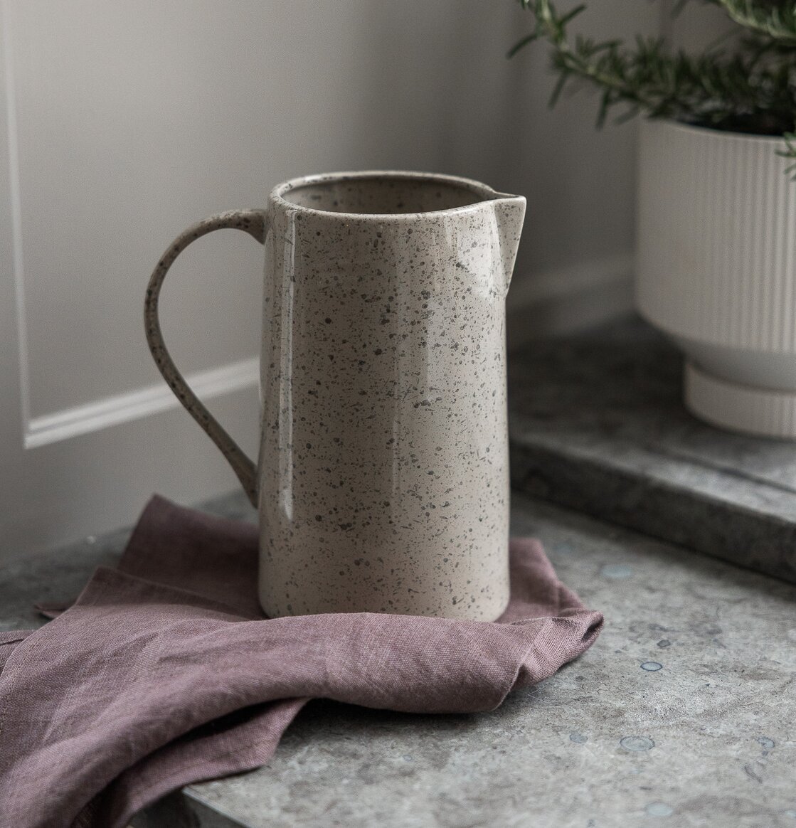 Kanna Nabbo 1 Liter från Storefactory på stilren köksbänk