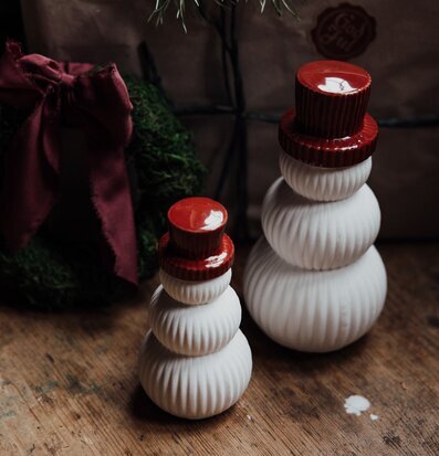 Bild av vinterstämning med snögubbar och dekorationer