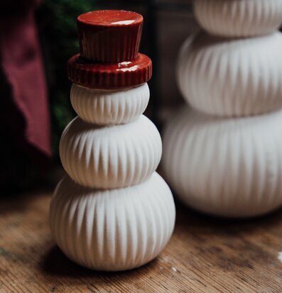 Bild av charmig snögubbe med röd hatt och träbakgrund