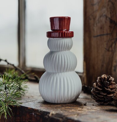 Foto av charmig dekoration med snögubbe och naturdetaljer