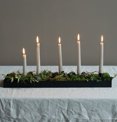 Bild av stilfull ljusstake med naturliga dekorationer