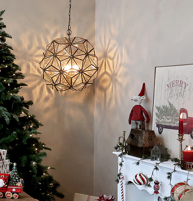 Foto av stämningsfull julinredning med antik lampa