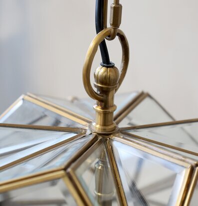 Bild av elegant taklampa i antik mässing och glas