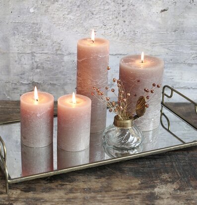 Foto av elegant arrangemang på spegelfat i mässing