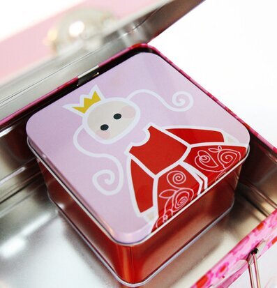 Bild av charmig och färgglad box med prinsessmotiv