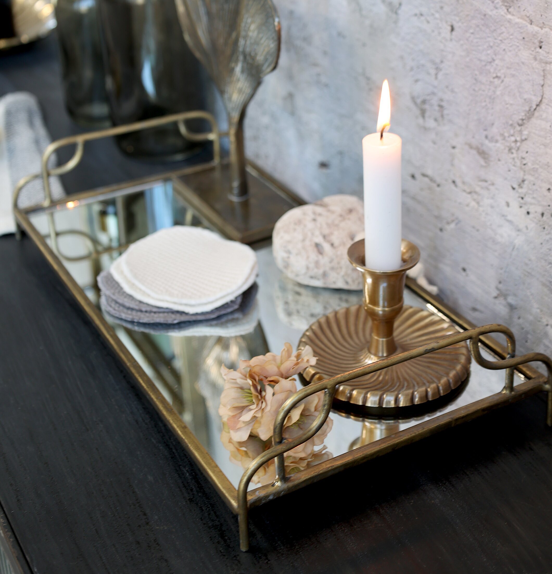 Bild av stilfullt spegelfat med antika och botaniska inslag