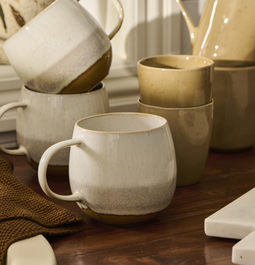 Mugg Stengods Senapsgul från IB Laursen i köksmiljö