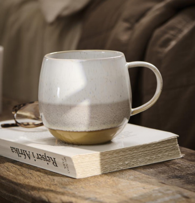 Bild av stengodsmugg i rustik och hemtrevlig miljö