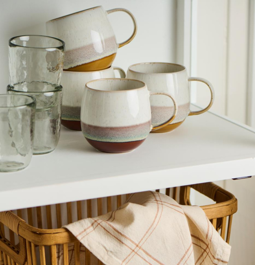 Bild av stengodsmuggar och glas i skandinavisk stil