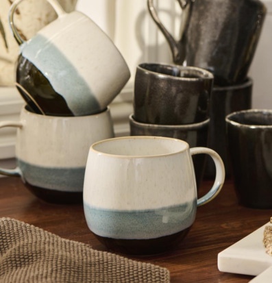 Bild av stengodsmuggar på träyta med harmonisk känsla