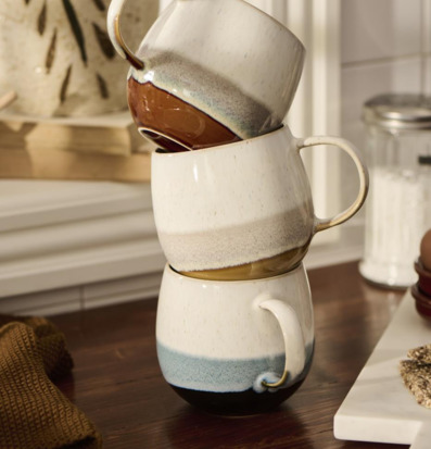 Bild: Tre harmoniska muggar i stengods på köksbänk