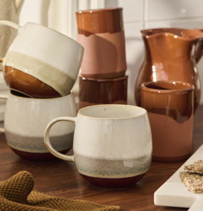 Bild av keramiska föremål i rustik och hemtrevlig miljö