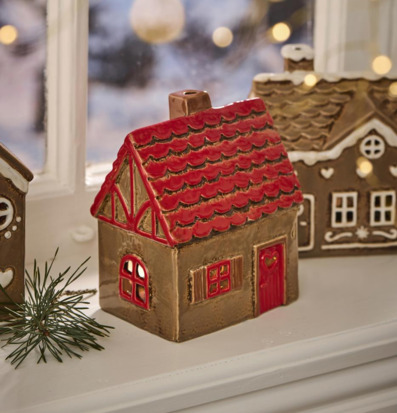 Bild av ljuslykta i form av ett hus med vintermagi