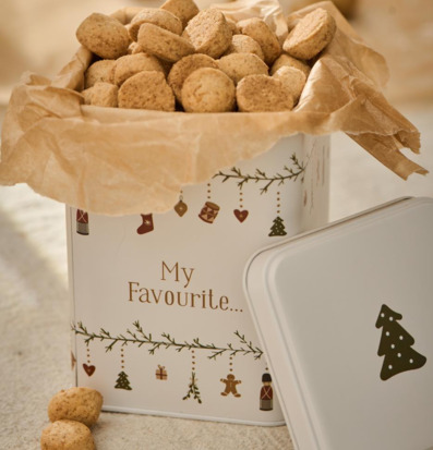 Bild av en nostalgisk plåtburk med juldekorationer