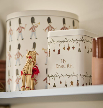 Bild av nostalgiska plåtburkar med juldekorationer