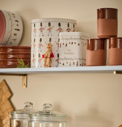 Foto av hemtrevlig hylla med nostalgisk inredning