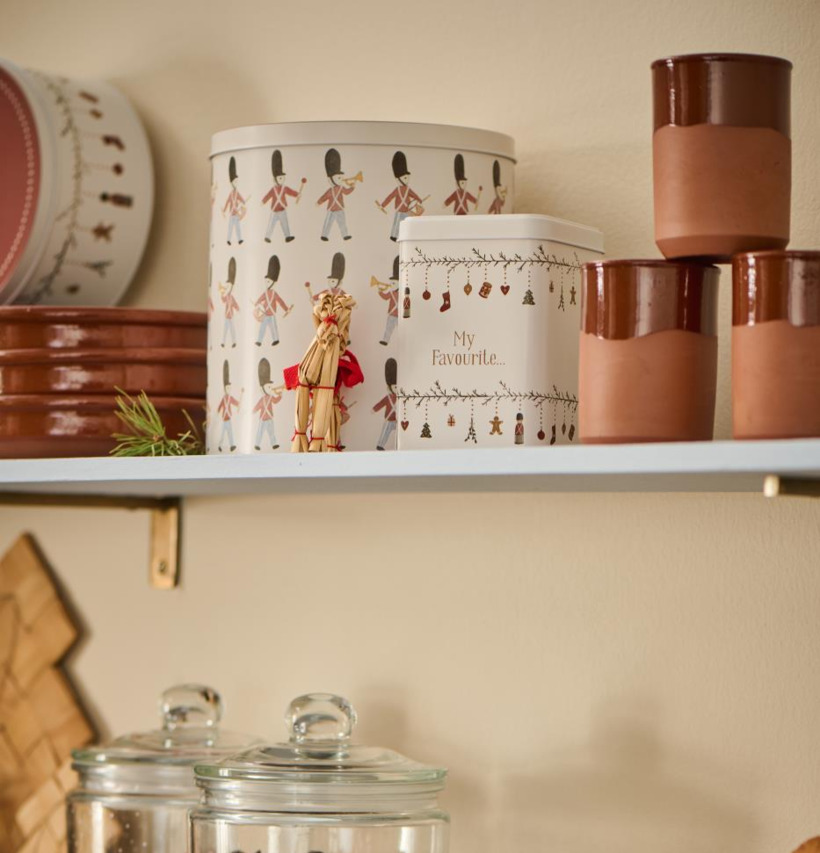 Plåtburk My Nostalgic från IB Laursen på en välordnad hylla