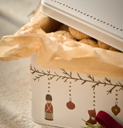 Bild av nostalgisk plåtburk med julmotiv och kakor