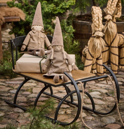 Bild av traditionell nordisk vinter med kälke och tomtar