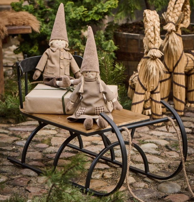 Kälke Deco Natur/Svart från IB Laursen omgiven av grönska