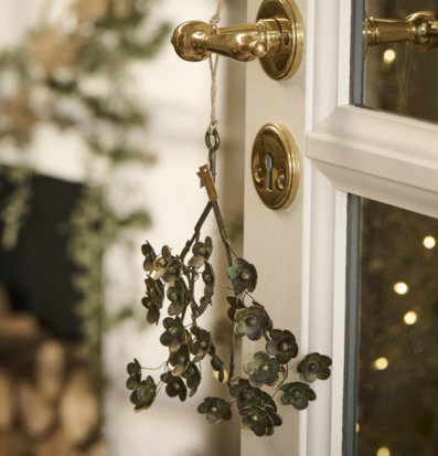 Foto av elegant dörrhandtag med blommig dekoration