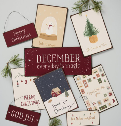 Foto av charmiga plåtskyltar med julkänsla