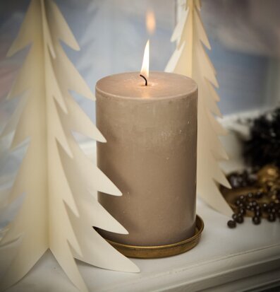 Bild av stämningsfullt kyrkoljus i harmonisk miljö