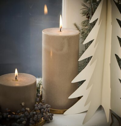 Bild av stämningsfull inredning med tända ljus