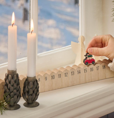 Bild av julkalender på fönsterbräda med vinterdekoration